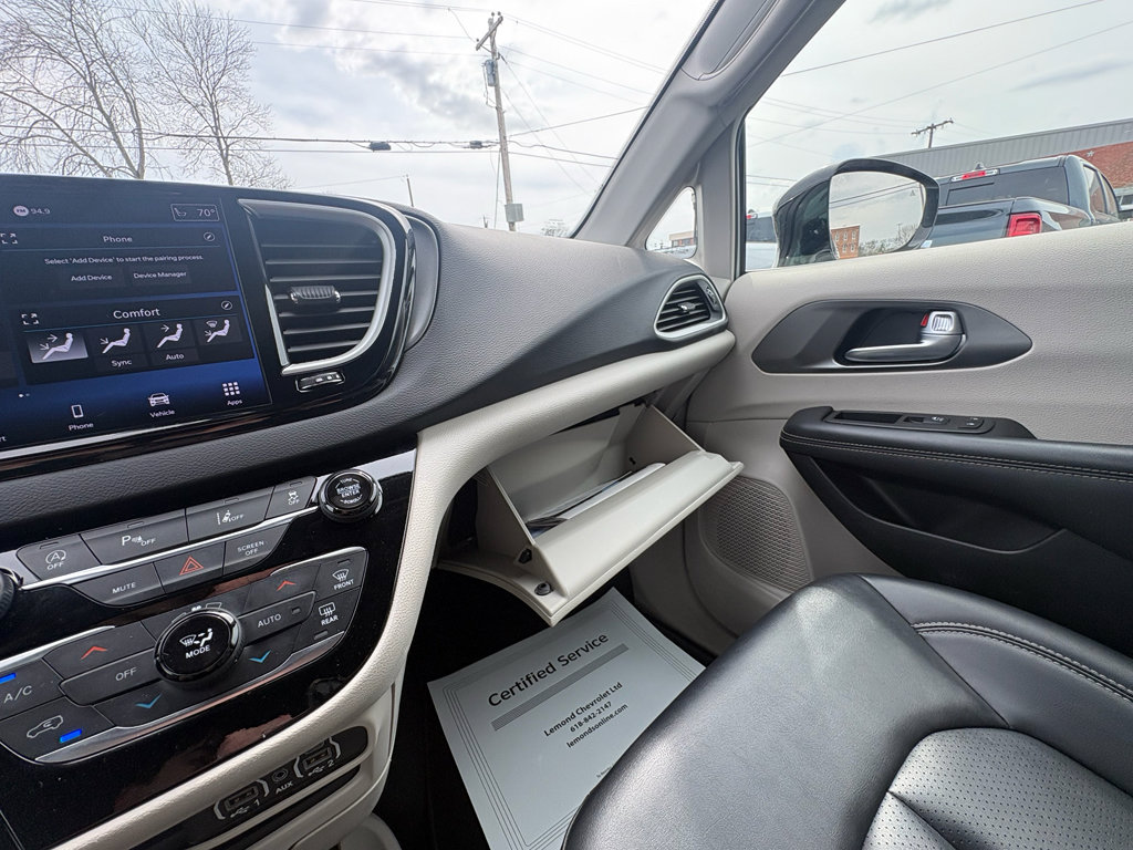 Used 2024 Chrysler Pacifica Touring-L image 17