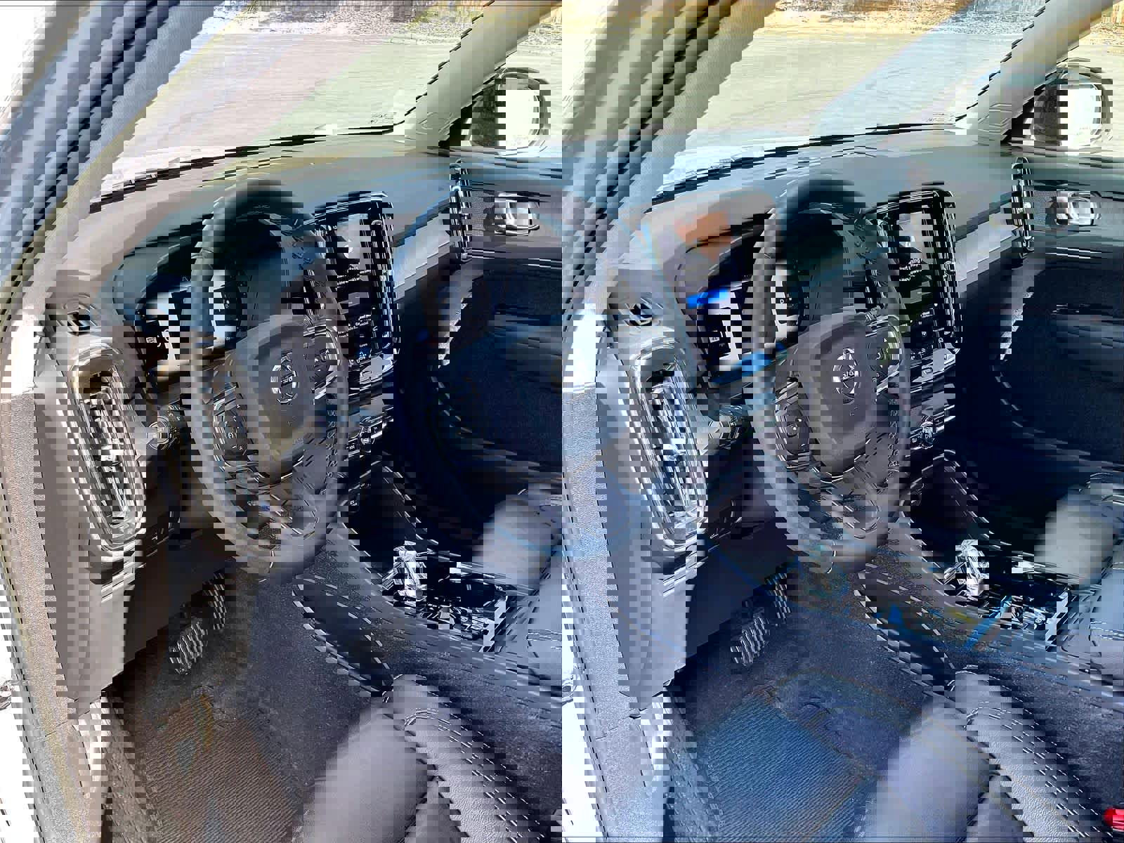 Used 2023 Volvo XC40 B5 Plus w/ Protection Package Premier image 16