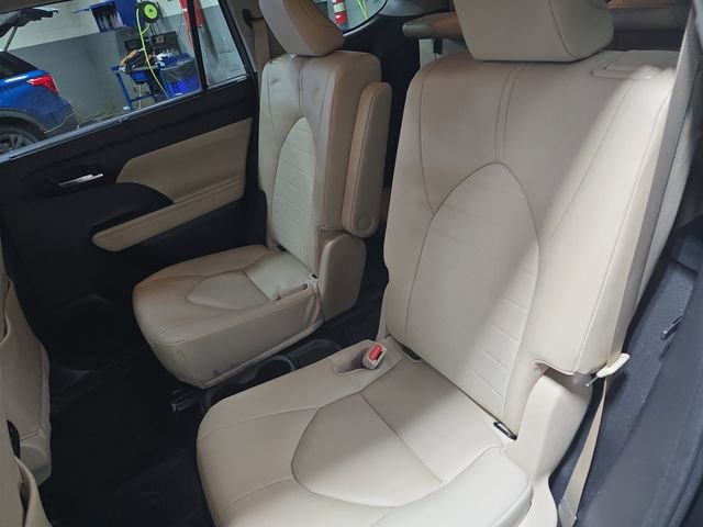 Used 2023 Toyota Highlander XLE image 16