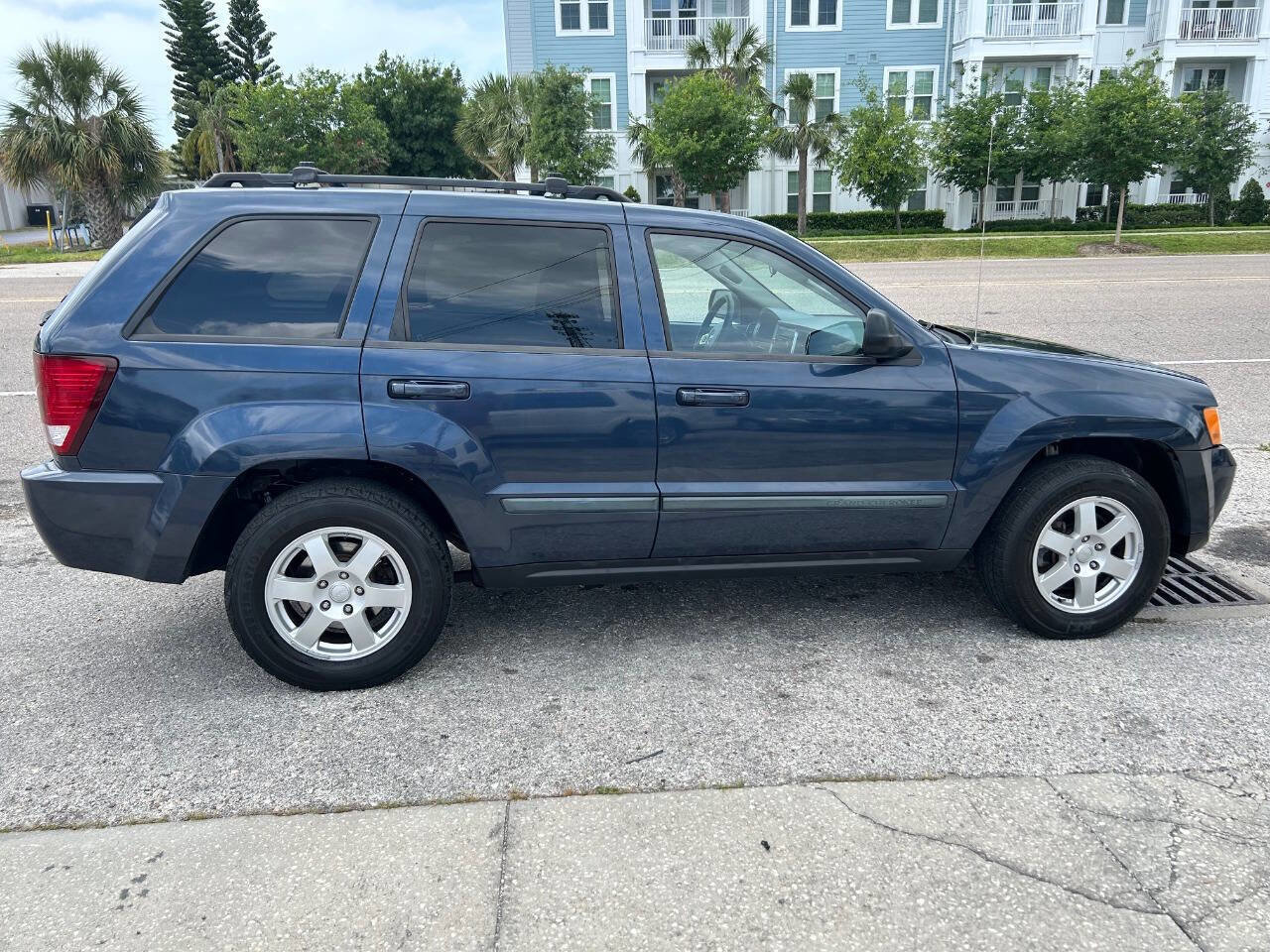 Used 2009 Jeep Grand Cherokee Laredo w/ Sun/Sound Group image 4