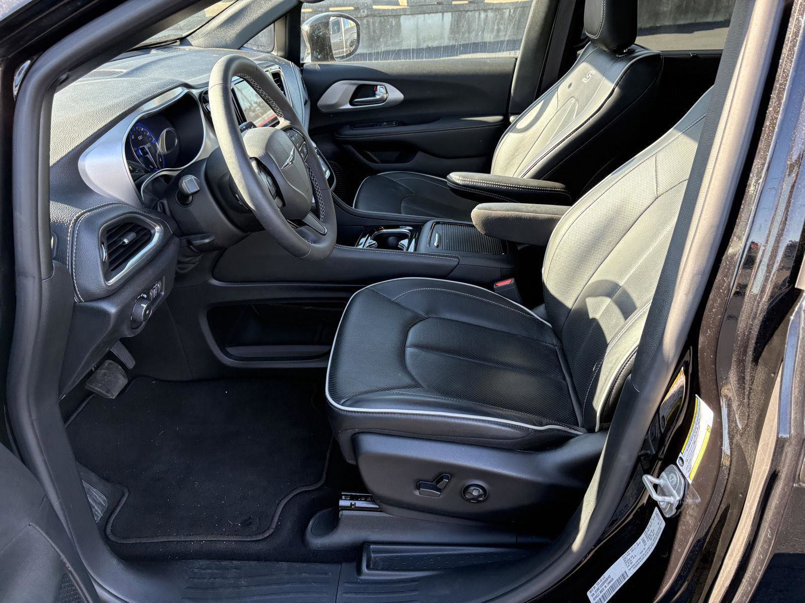 Used 2025 Chrysler Pacifica Limited image 4