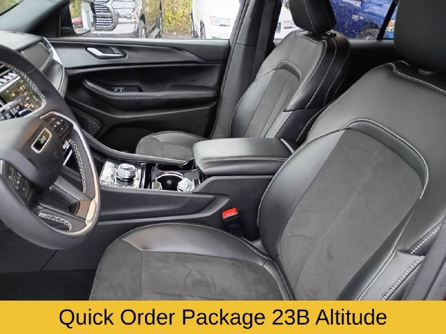 Used 2023 Jeep Grand Cherokee Laredo AWD/4WD image 12