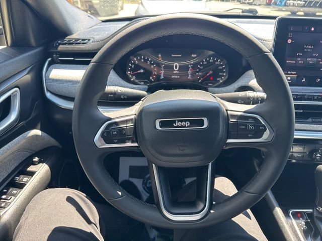 Used 2023 Jeep Compass Latitude AWD/4WD image 17