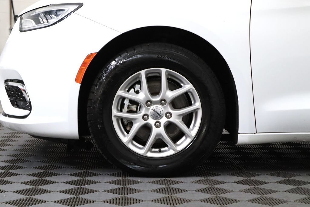 Used 2024 Chrysler Pacifica Touring-L FWD image 5