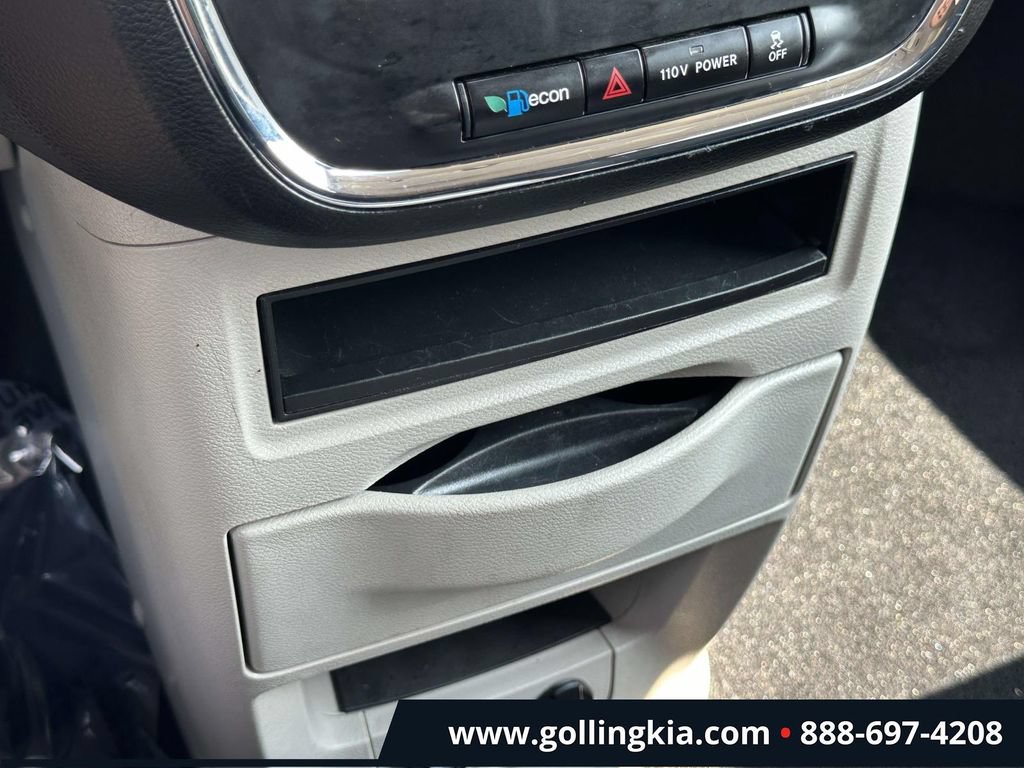 Used 2012 Chrysler Town & Country Touring FWD image 26