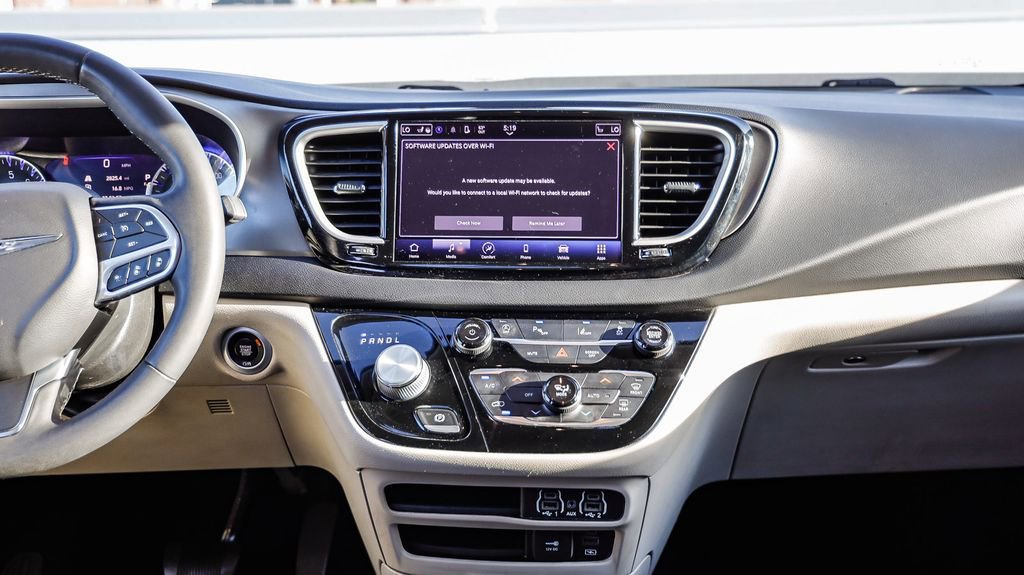 Used 2022 Chrysler Pacifica Touring-L image 16