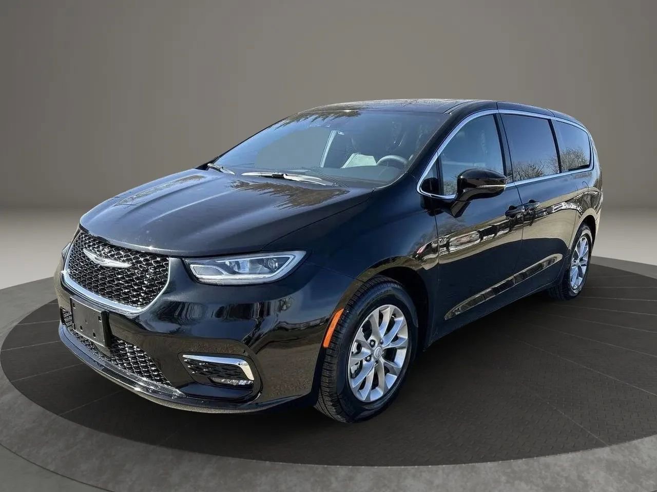 Used 2026 Chrysler Pacifica Limited FWD image 2