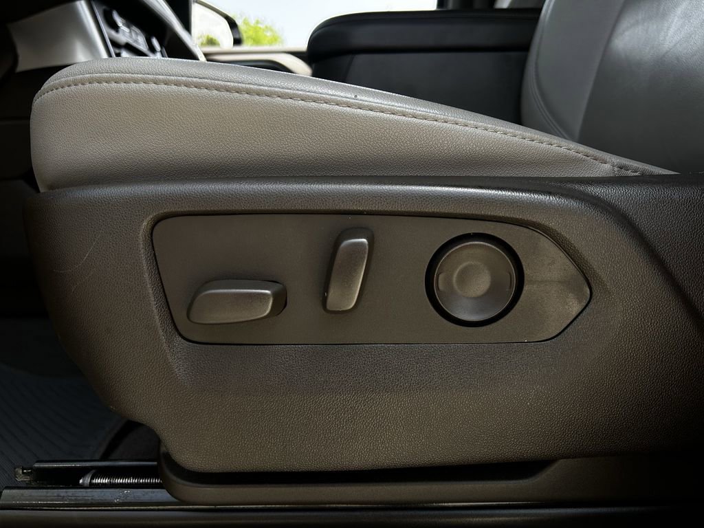 Used 2024 Chevrolet Suburban LT RWD image 30