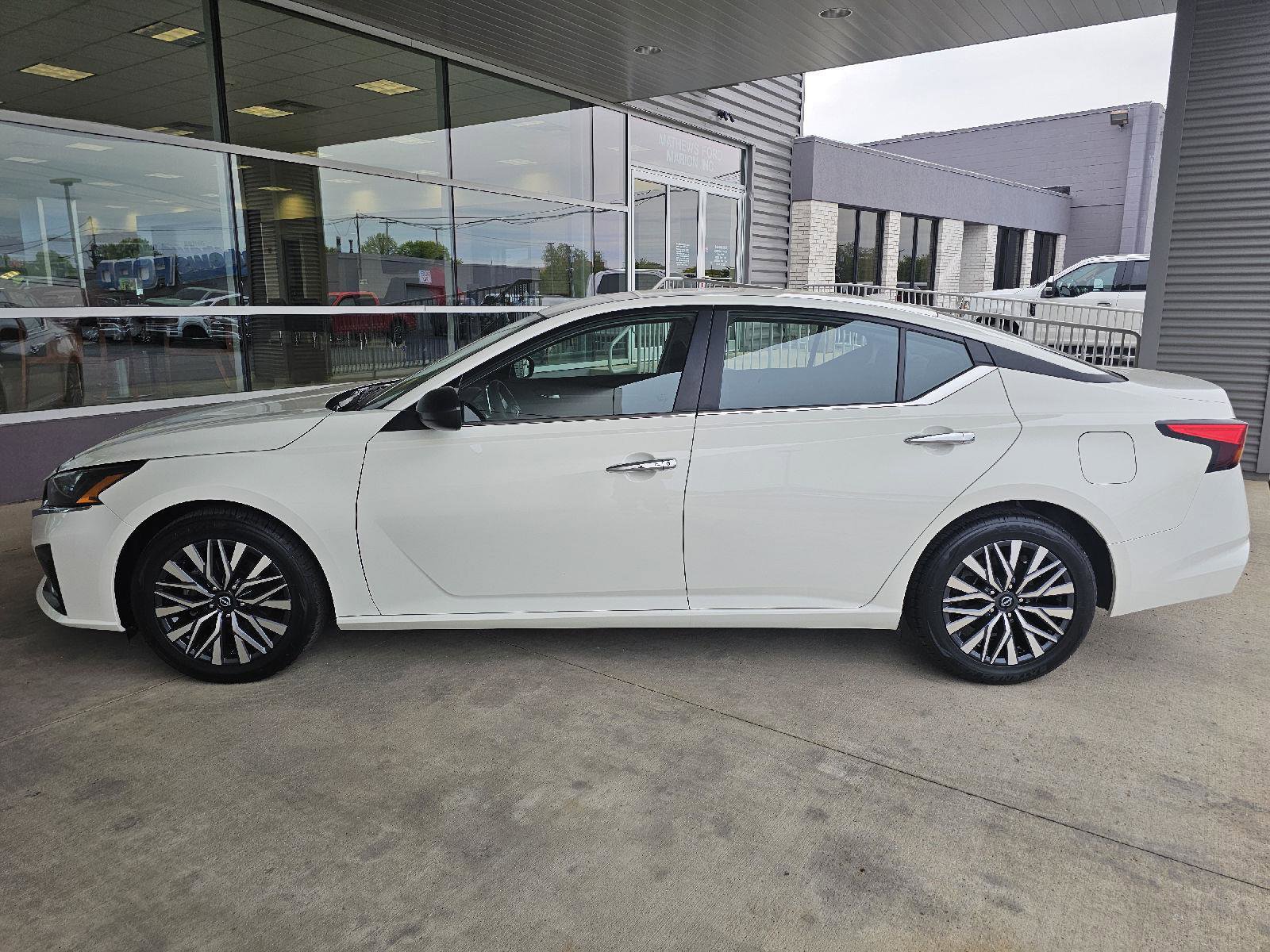 Used 2025 Nissan Altima 2.5 SV FWD image 2