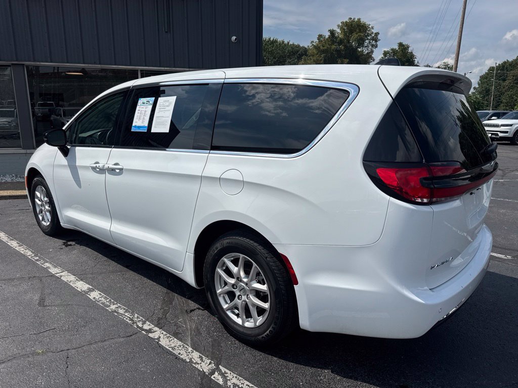 Used 2024 Chrysler Pacifica Touring-L FWD image 6