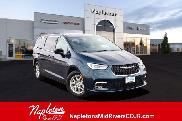 Used 2025 Chrysler Pacifica Select