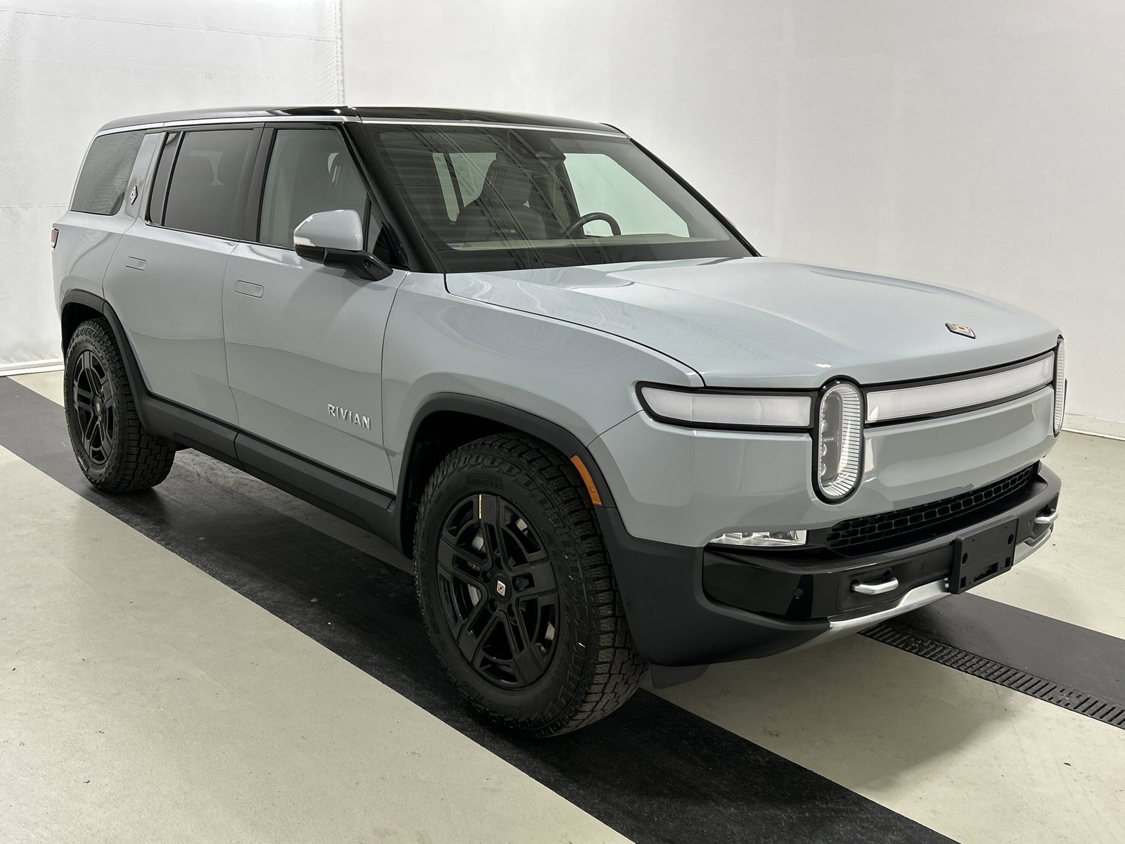Used 2023 Rivian R1S Adventure image 7