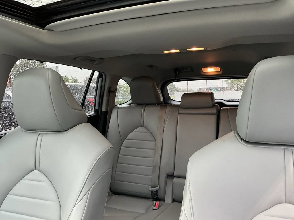Used 2020 Toyota Highlander XLE AWD/4WD image 12