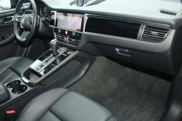 Certified 2025 Porsche Macan image 28