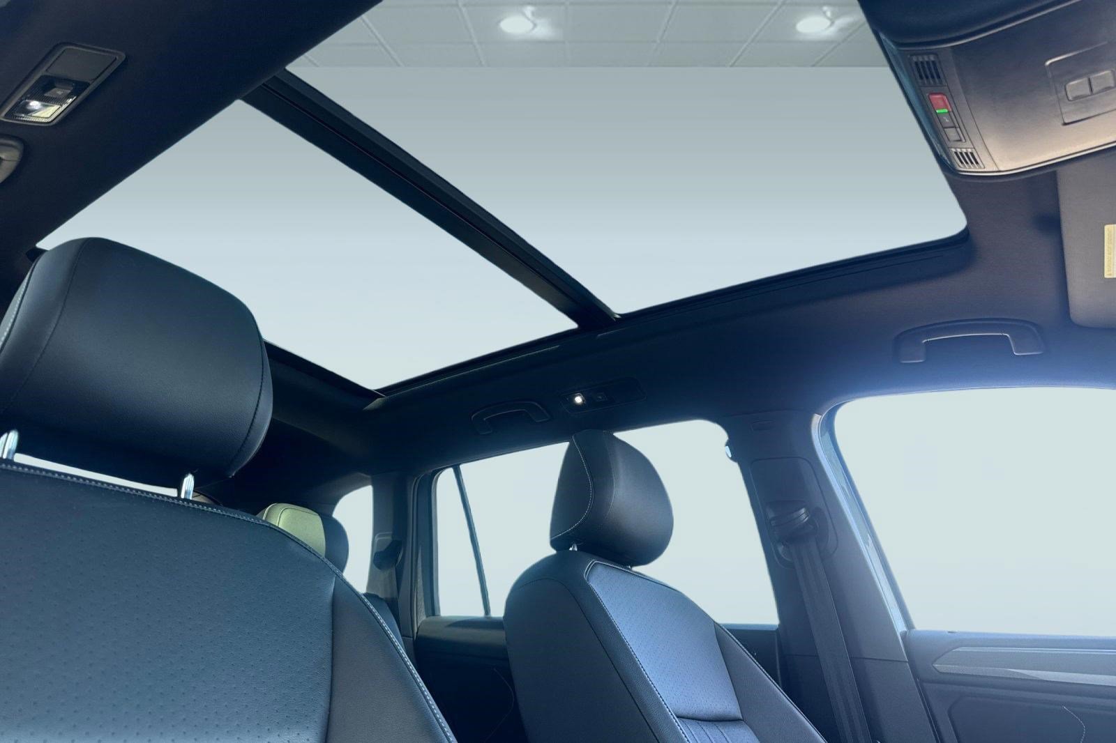 Used 2022 Volkswagen Tiguan SE R-Line image 14