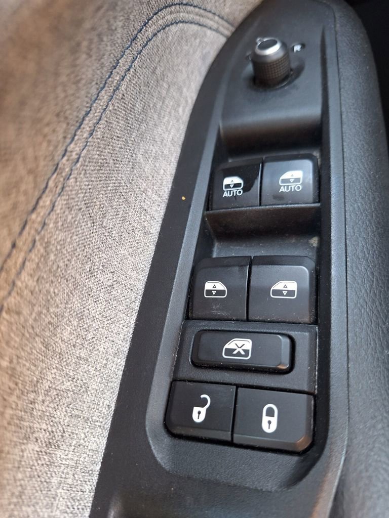 Used 2023 Jeep Compass Sport image 18