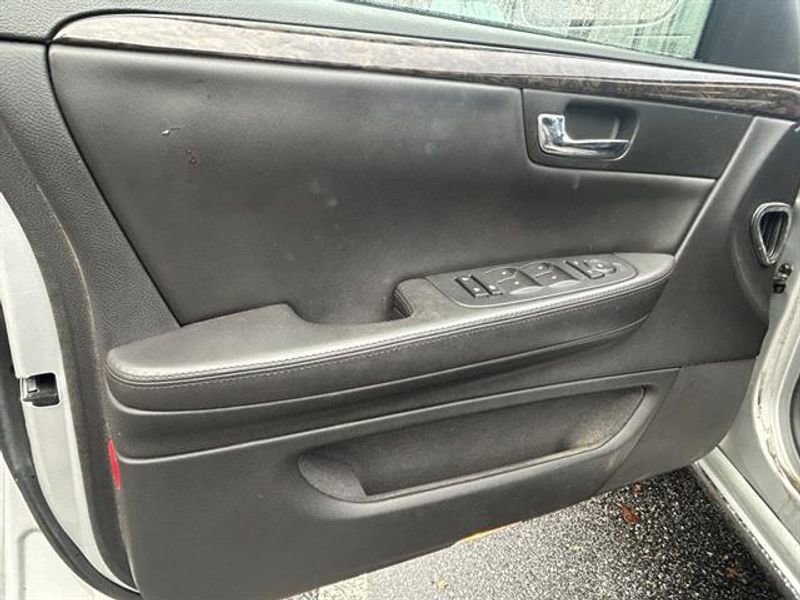 Used 2011 Cadillac DTS Limousine image 19