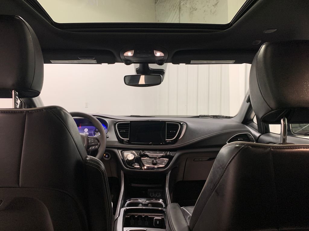 Used 2025 Chrysler Pacifica Limited image 18