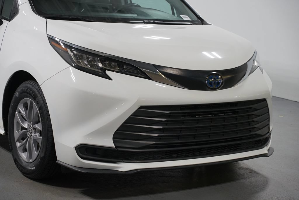 Certified 2023 Toyota Sienna LE FWD image 4