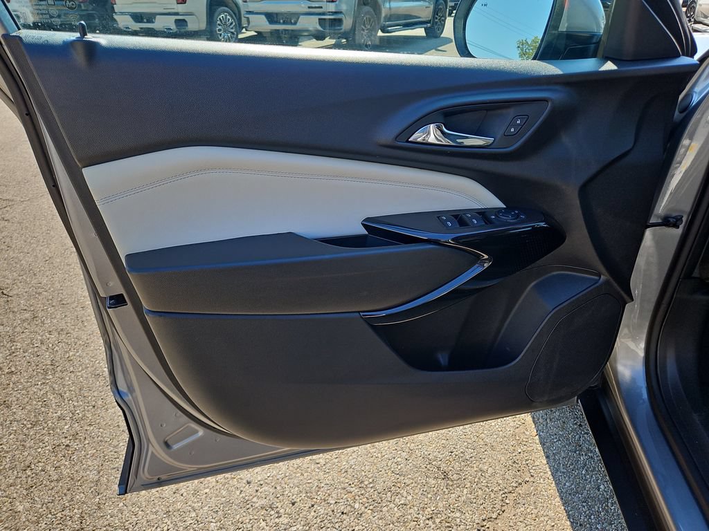 Used 2025 Chevrolet Trax LT w/ Driver Confidence Package FWD image 18
