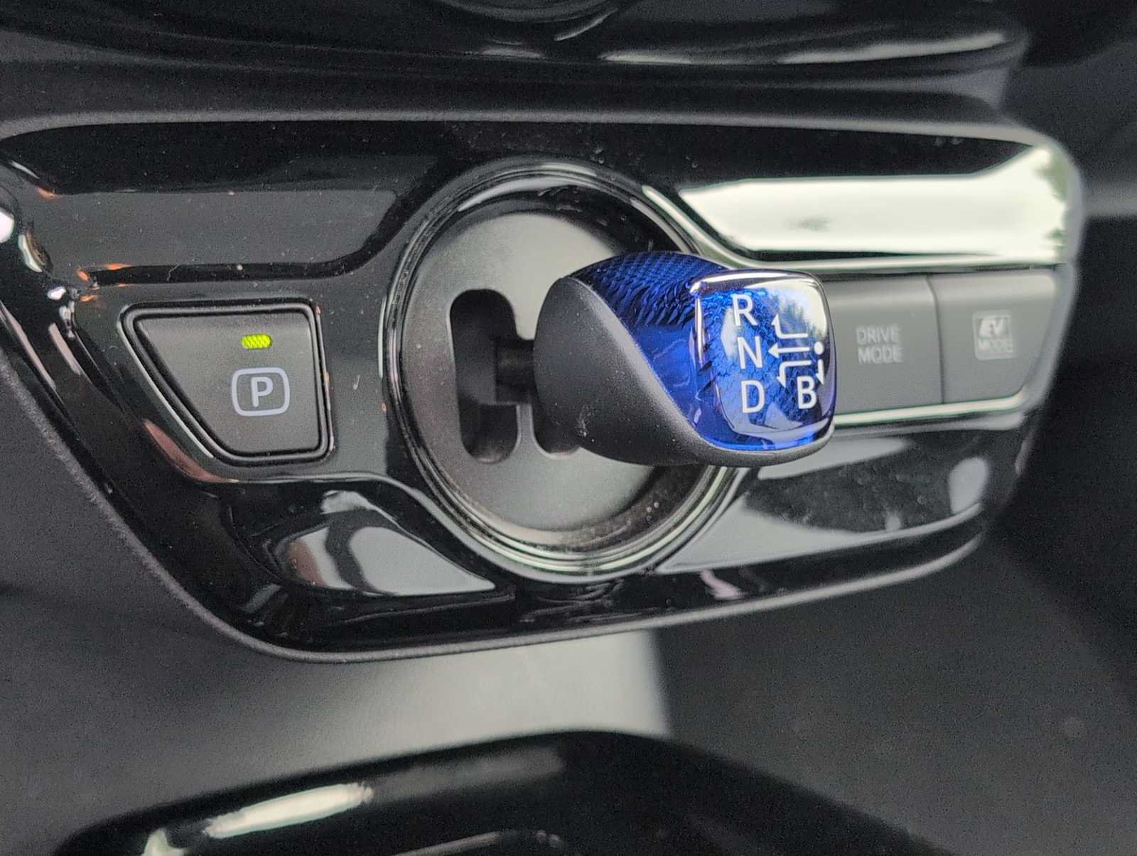 Used 2022 Toyota Prius XLE AWD/4WD image 28