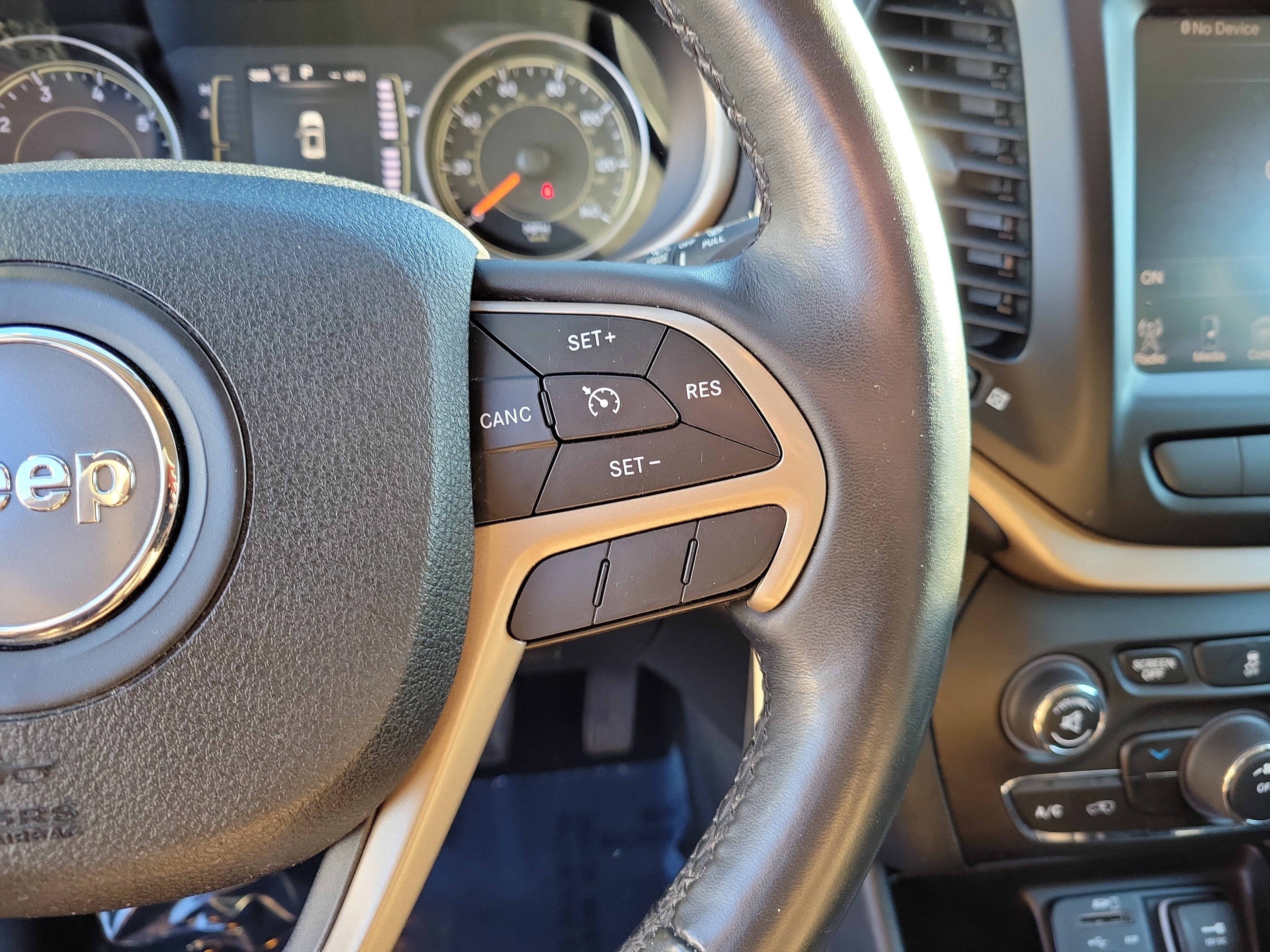 Used 2015 Jeep Cherokee Latitude w/ Cold Weather Group FWD image 24
