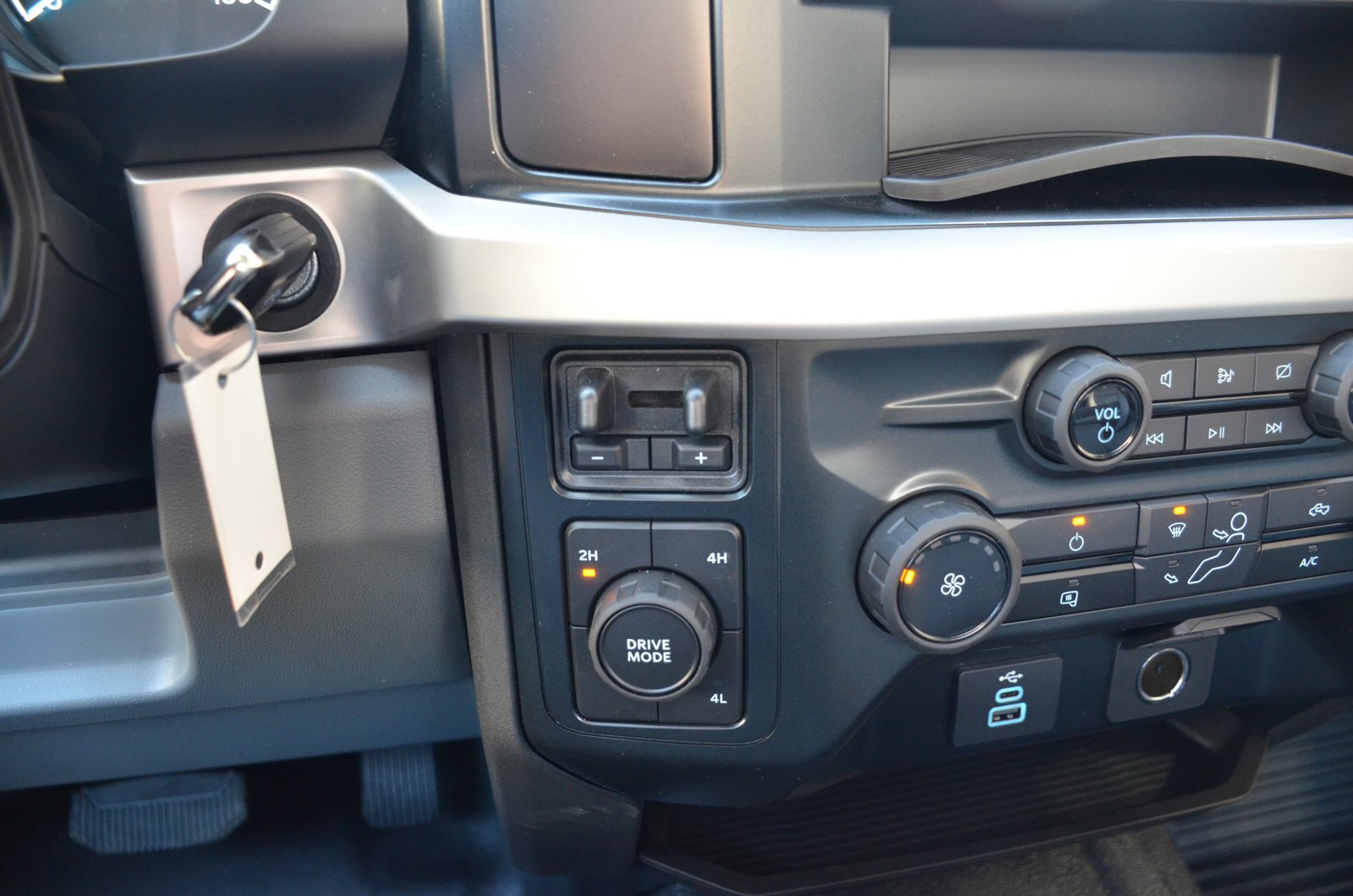 New 2023 Ford F550 4x4 Regular Cab Super Duty image 18