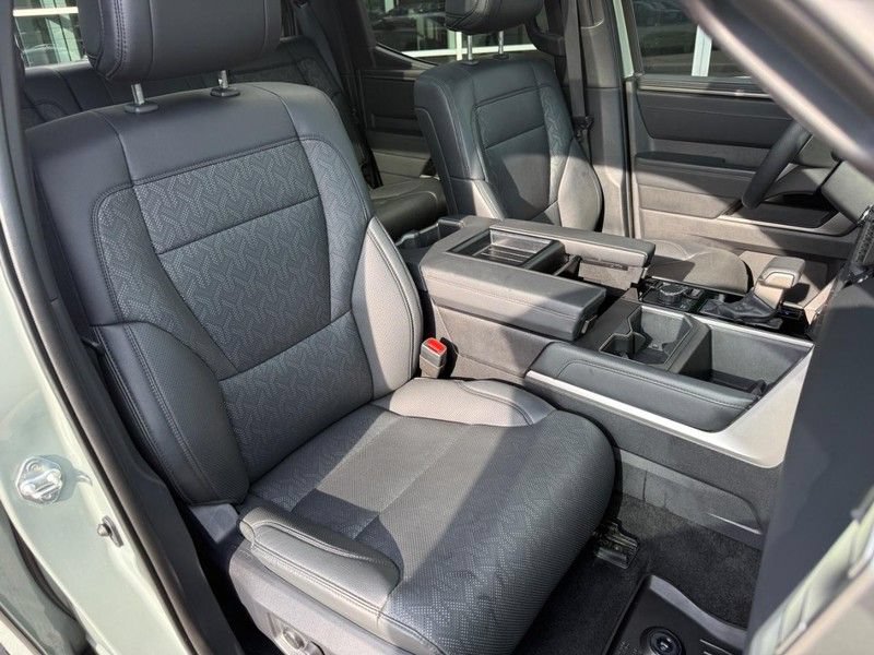Used 2025 Toyota Tundra Limited AWD/4WD image 11