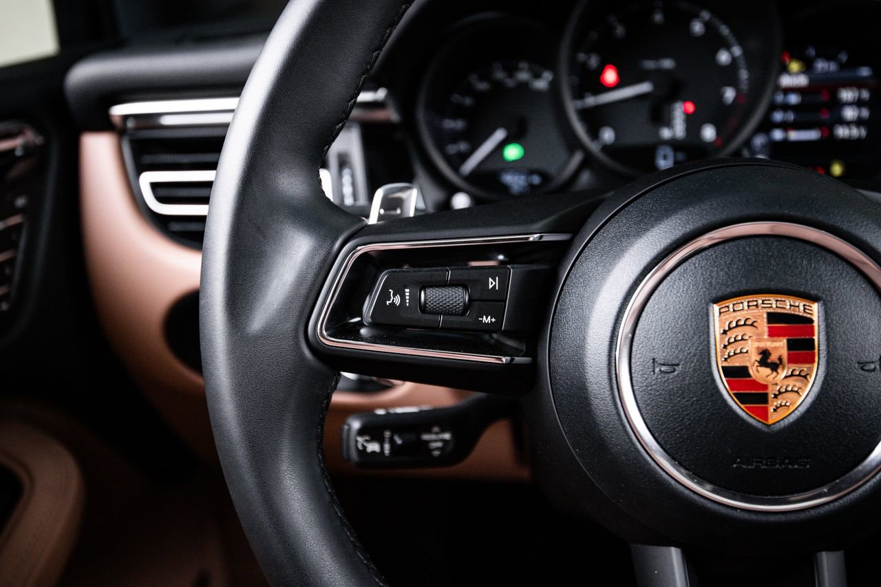 Certified 2026 Porsche Macan AWD/4WD image 17