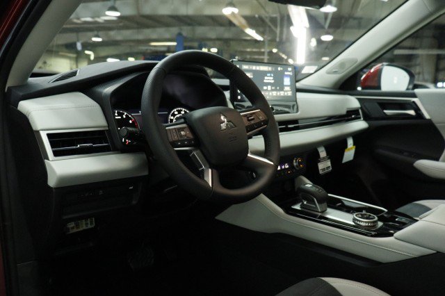 New 2026 Mitsubishi Outlander SE FWD image 5
