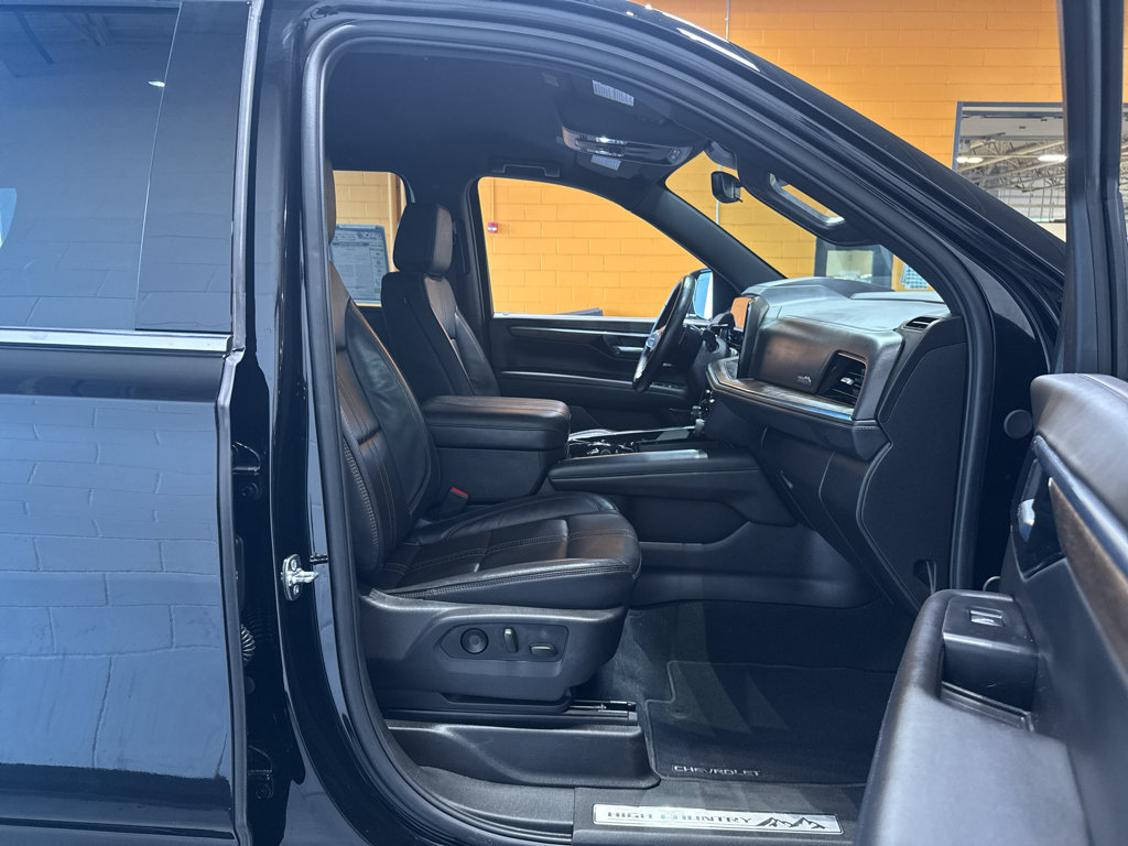 Used 2025 Chevrolet Suburban High Country AWD/4WD image 19