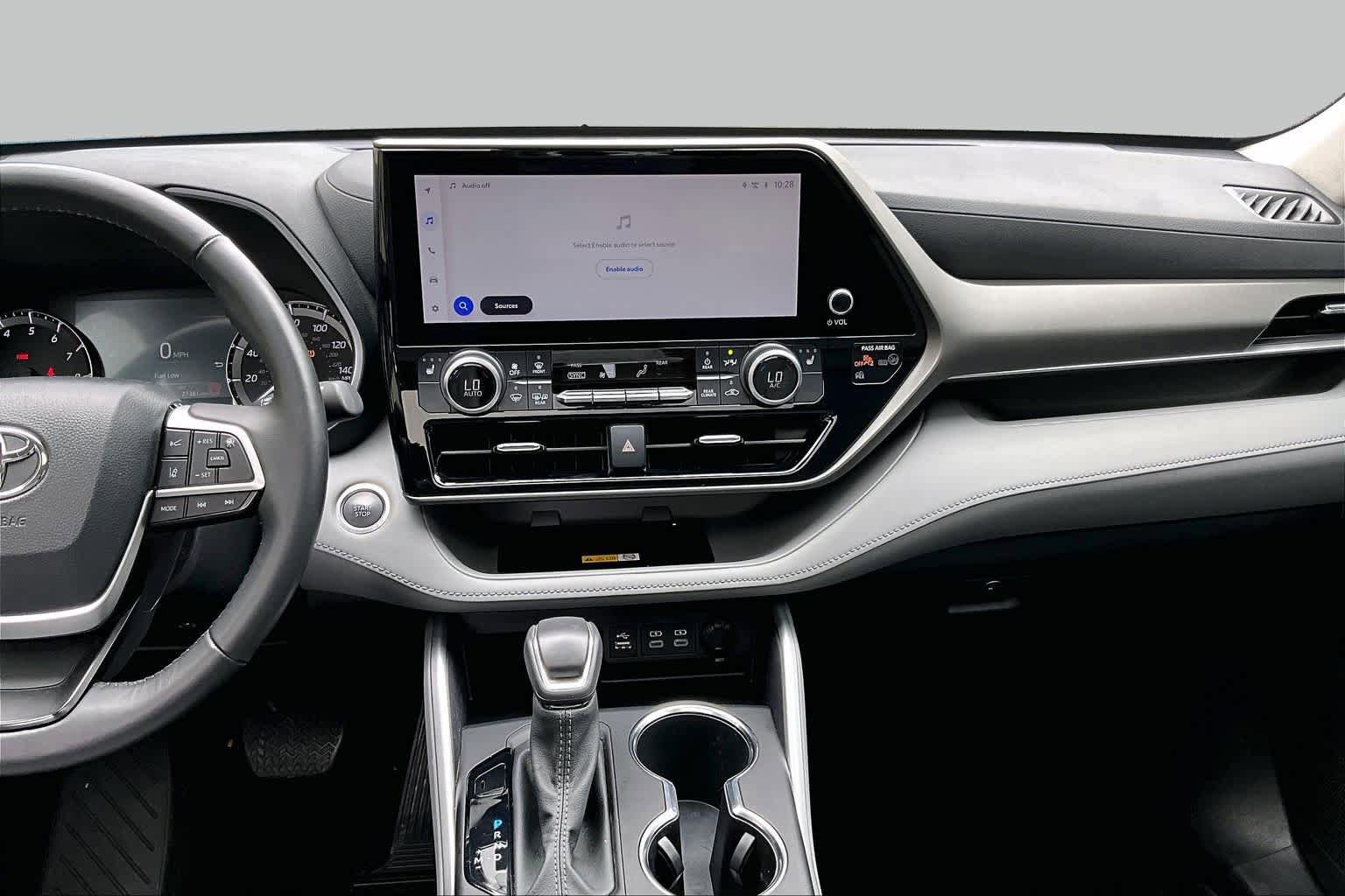 Used 2024 Toyota Highlander XLE FWD image 7