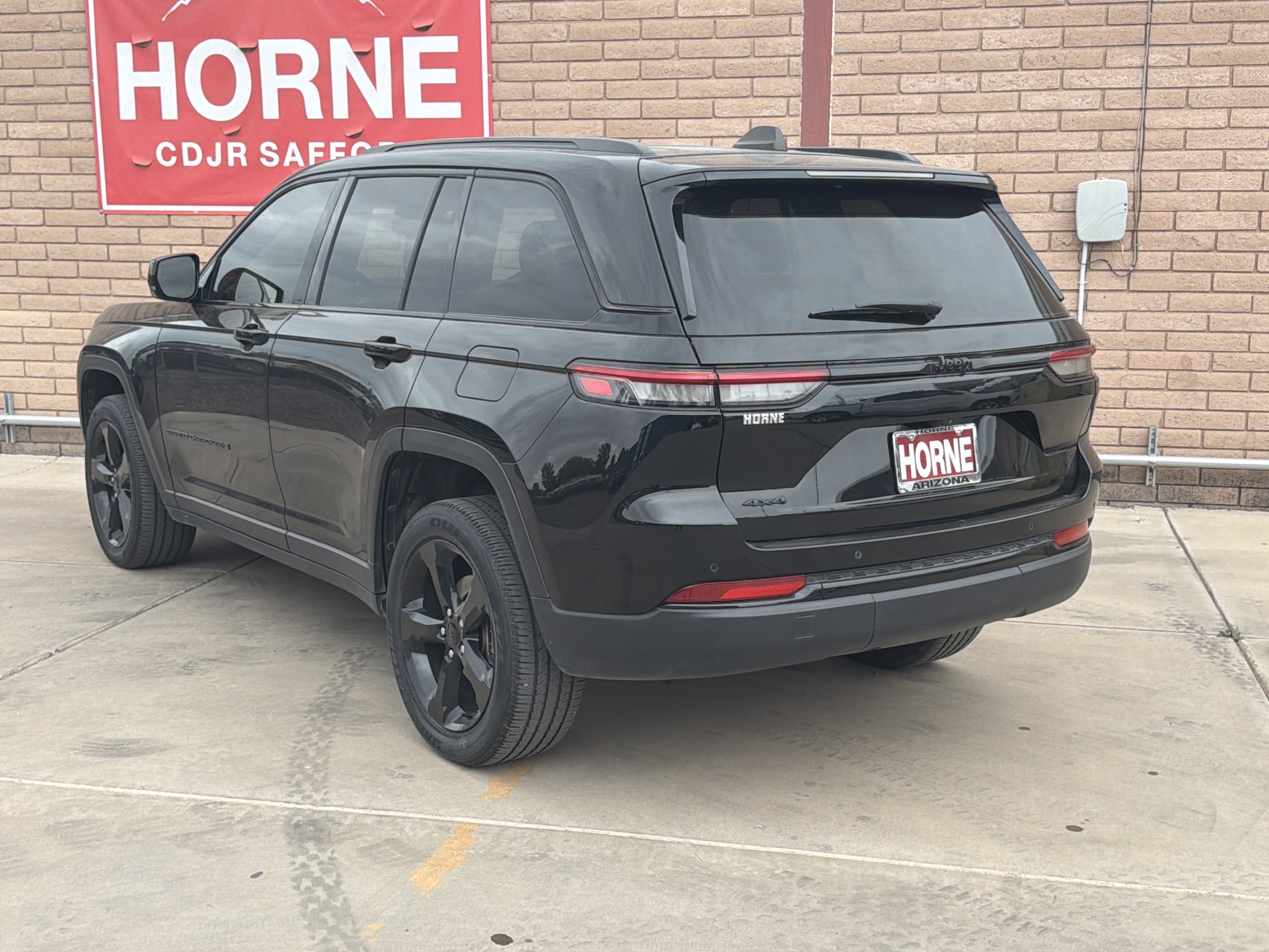 Used 2024 Jeep Grand Cherokee Altitude image 3