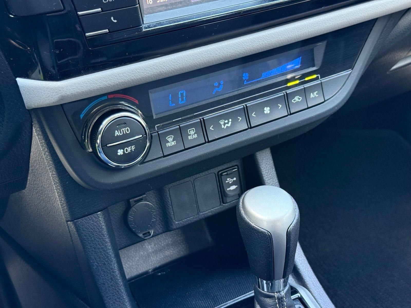 Used 2014 Toyota Corolla LE FWD image 31