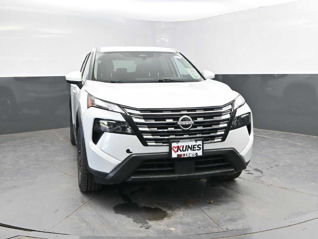 Used 2025 Nissan Rogue SV FWD image 2