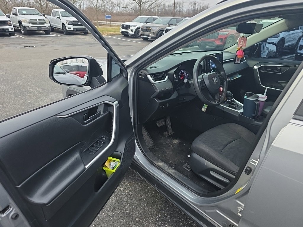 Used 2019 Toyota RAV4 LE image 5