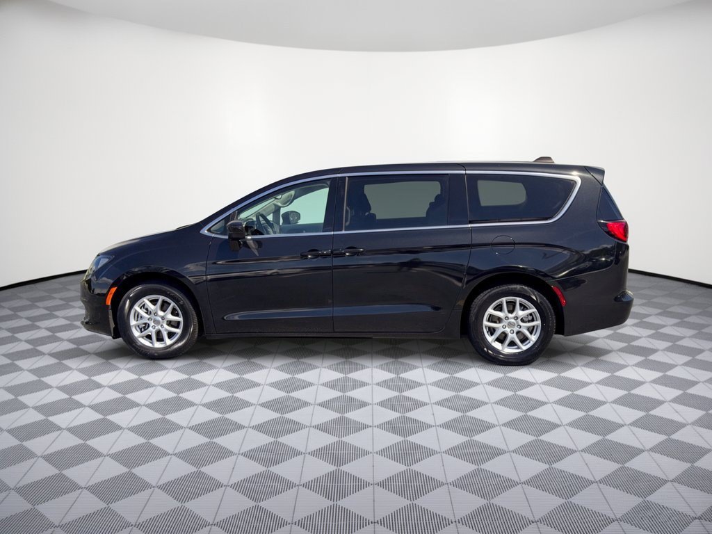 Used 2023 Chrysler Voyager LX FWD image 2