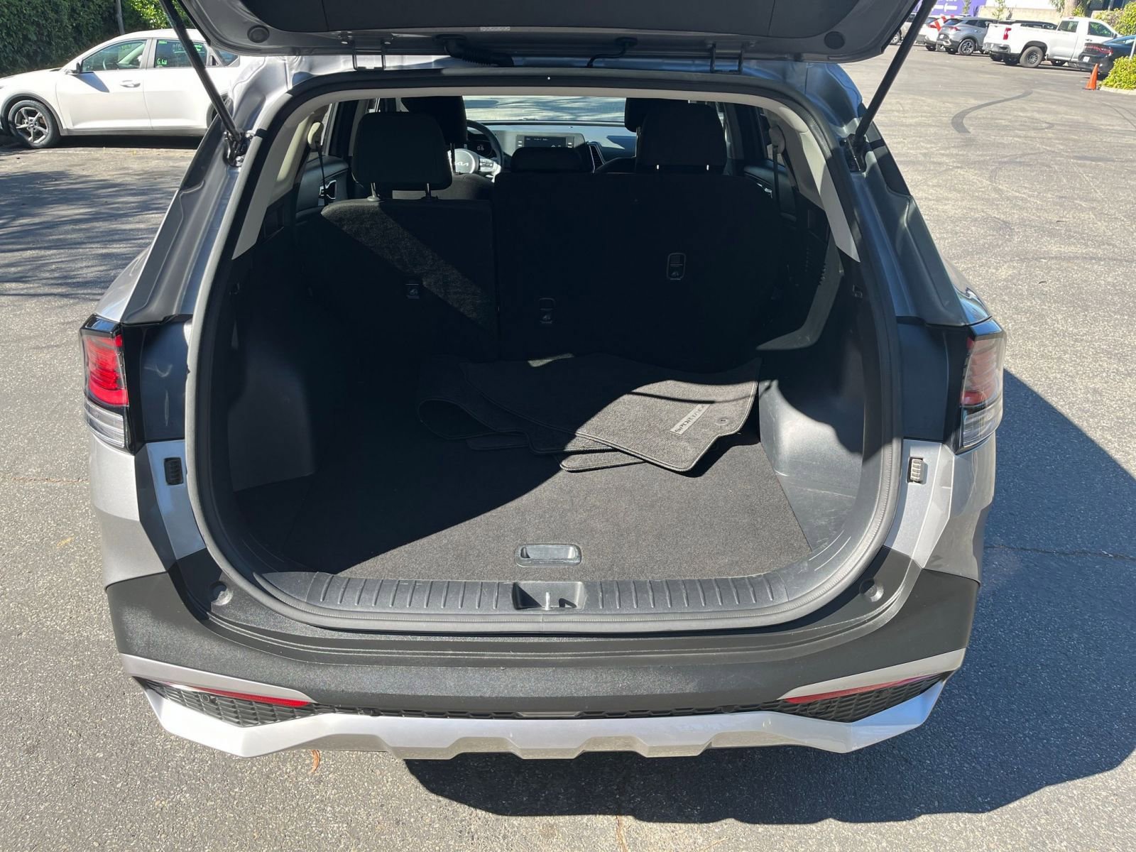 Used 2025 Kia Sportage LX image 30