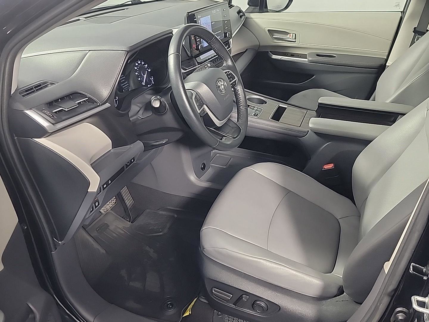 Used 2022 Toyota Sienna XLE w/ XLE Plus Package image 19