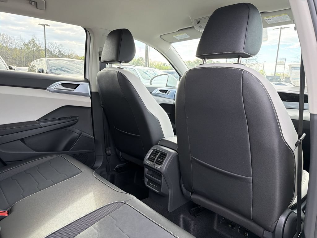 New 2026 Volkswagen Taos SE FWD image 17