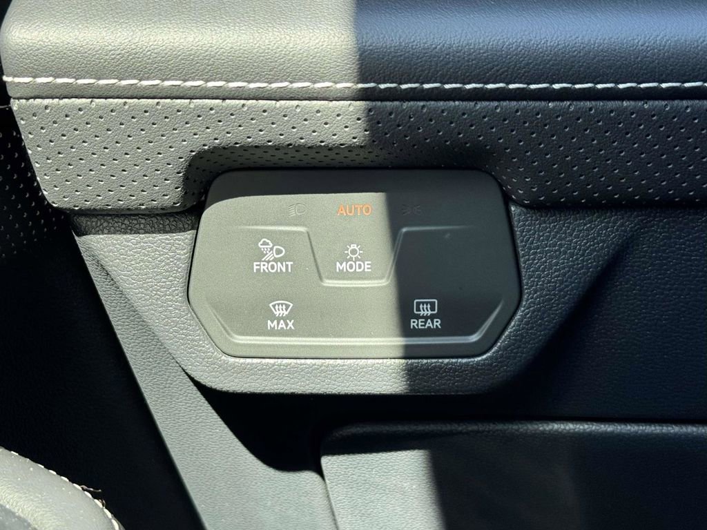 Used 2025 Volkswagen Atlas SE AWD/4WD image 24