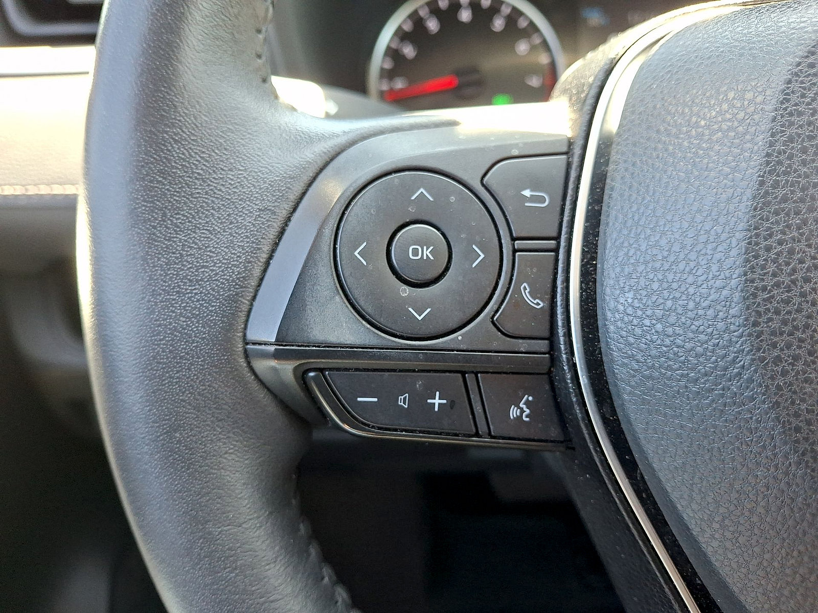 Used 2022 Toyota RAV4 XLE w/ Convenience Package FWD image 17
