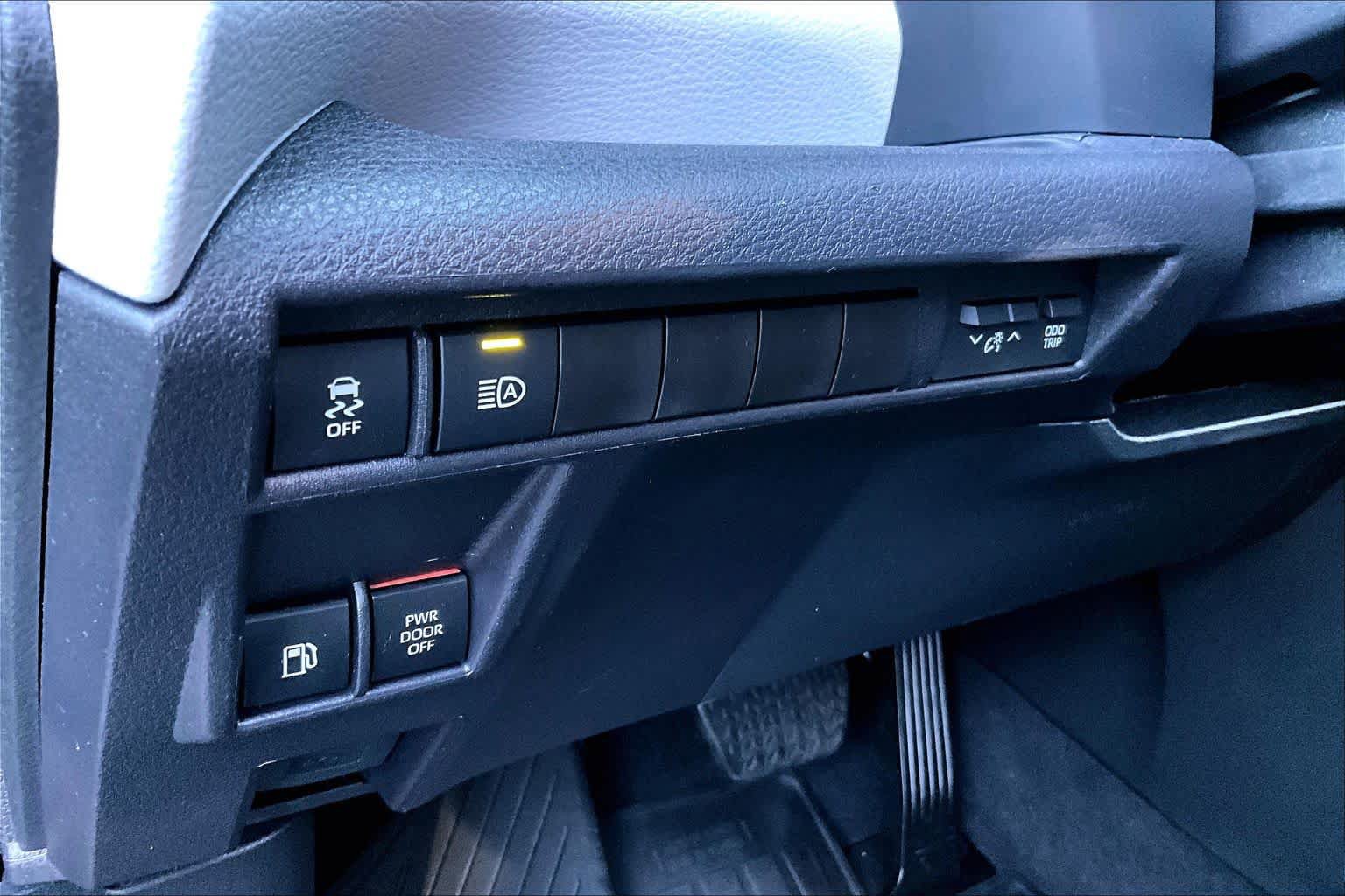 Certified 2026 Toyota Sienna XLE FWD image 33