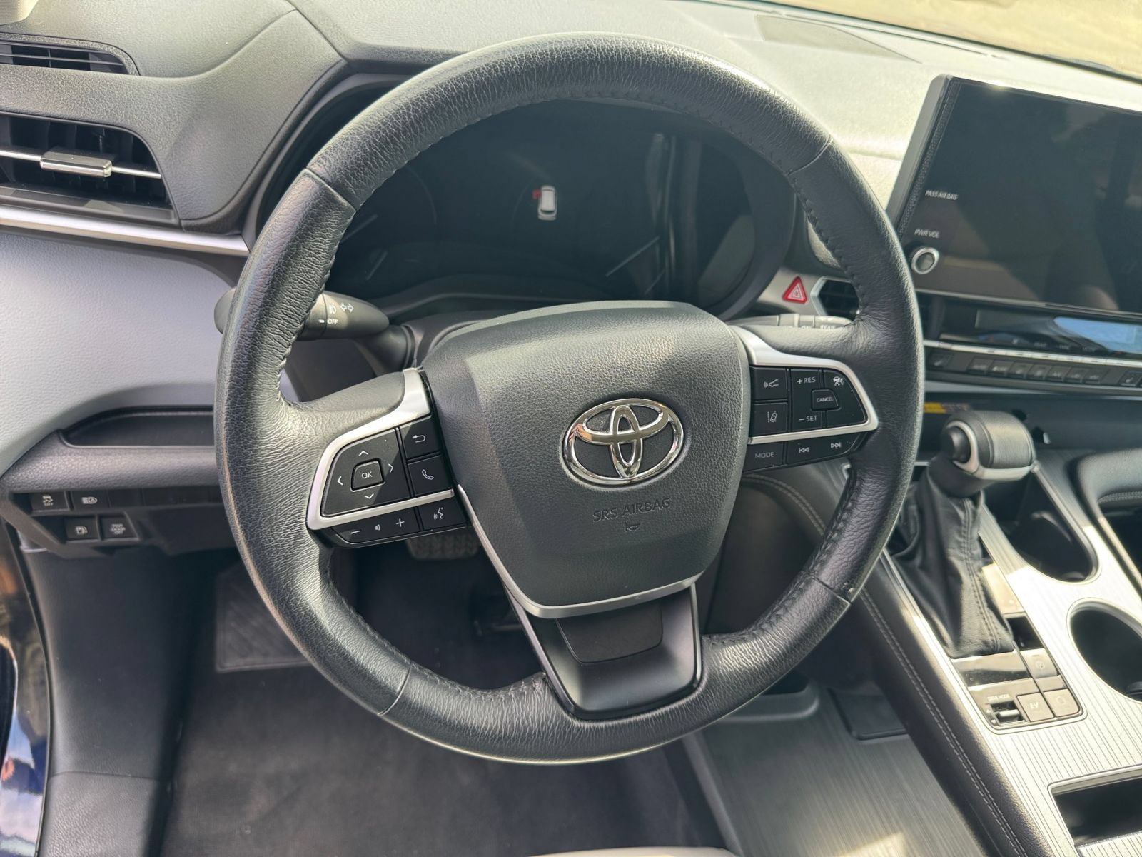 Used 2025 Toyota Sienna XLE FWD image 27