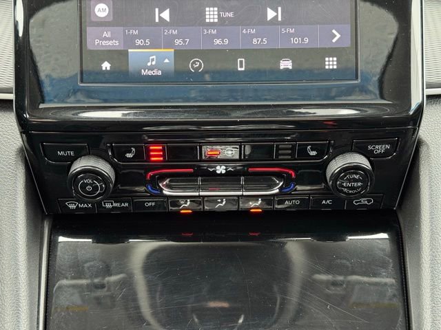 Used 2023 Jeep Grand Cherokee Laredo image 14