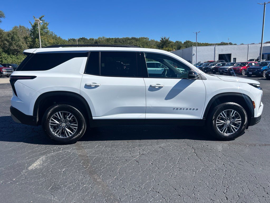 Used 2025 Chevrolet Traverse LT FWD image 4