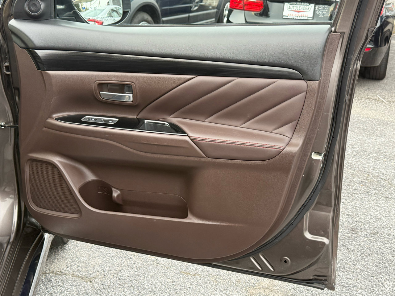 Used 2018 Mitsubishi Outlander SEL image 38