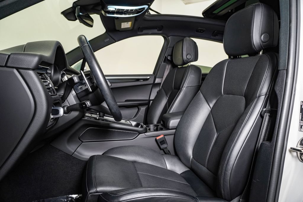 Certified 2024 Porsche Macan AWD/4WD image 5