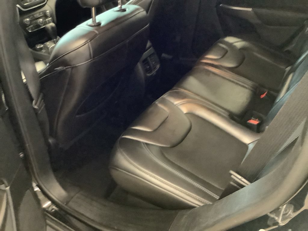 Used 2019 Jeep Cherokee Latitude Plus AWD/4WD image 15