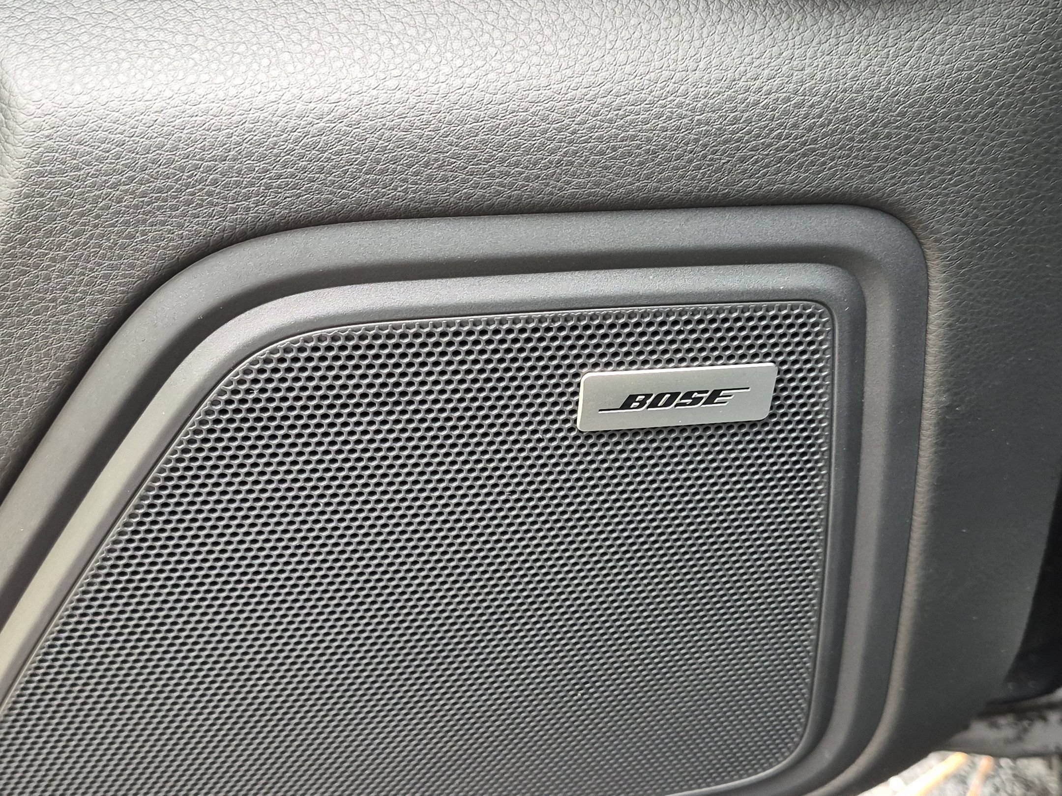 Certified 2025 Porsche Macan Turbo AWD/4WD image 16
